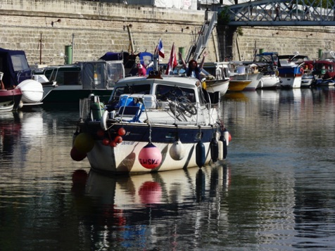 Our Canadian friends The Dolittles leave Paris too.   Note the pink flying pig on top of the cabin. When pigs can fly ....